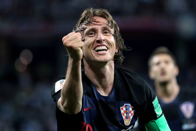 © Reuters. مودريتش الساحر يعيش الحلم مع كرواتيا في كأس العالم