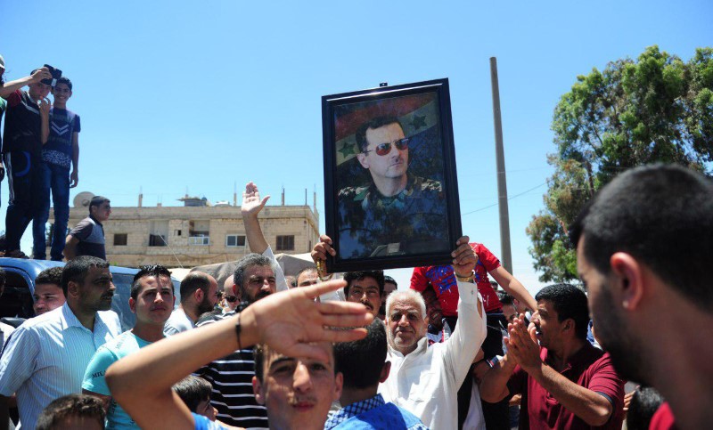 © Reuters. التلفزيون السوري يبث من بلدة كانت خاضعة للمعارضة في درعا