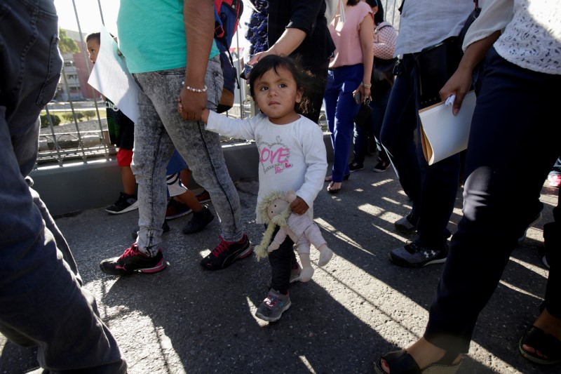 © Reuters. أمريكا تقول من حقها احتجاز أسر المهاجرين بطريقة غير مشروعة