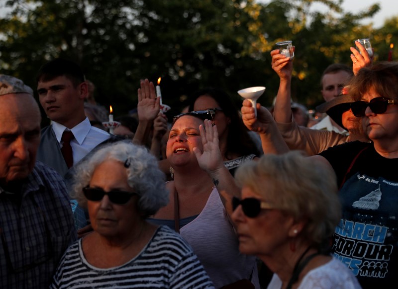 © Reuters. المئات ينظمون وقفة لتأبين ضحايا إطلاق النار في أنابوليس