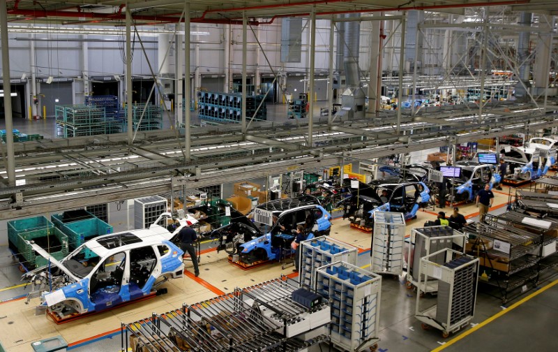 © Reuters. FILE PHOTO: An overall view of the assembly line where the BMW X4 is made at the BMW manufacturing plant in Spartanburg