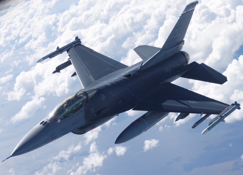 © Reuters. En la imagen de archivo, un caza F-16 de la Fuerza Aérea de Estados Unidos participa en vuelos de ejercicio sobre Estonia