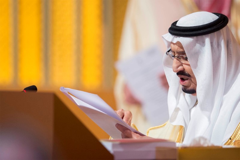 © Reuters. FILE PHOTO: Saudi Arabia's King Salman bin Abdulaziz Al Saud talks during the opening of 29th Arab Summit in Dhahran