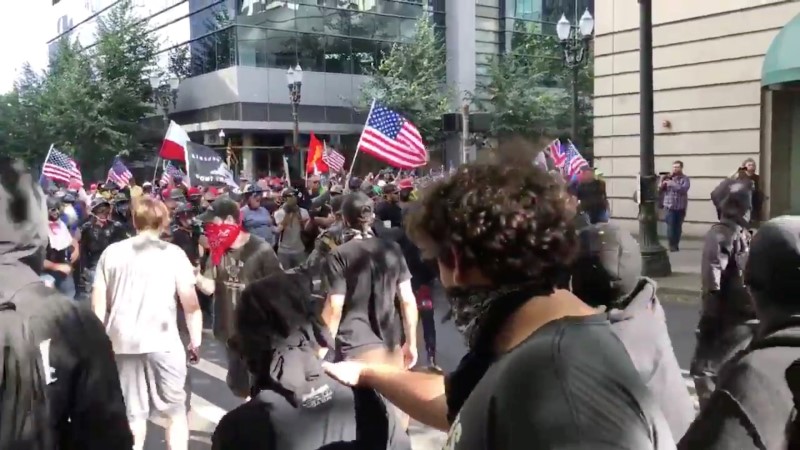 © Reuters. Protesters of the right-wing group Patriot Prayer clash with protesters from anti-fascist groups in Portland, Oregon