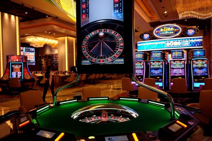 © Reuters. Gaming machines are seen at the casino of MGM Cotai in Macau