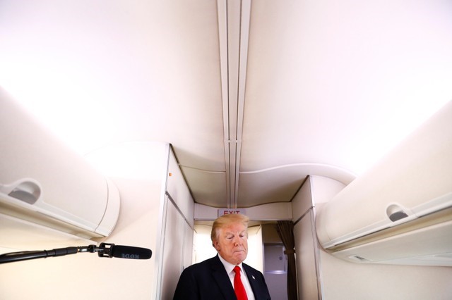 © Reuters. FILE PHOTO: U.S. President Donald Trump speaks to the press aboard Air Force One en route to Bedminster, New Jersey, from Joint Base Andrews