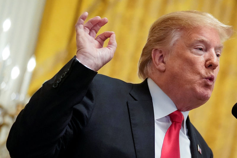 © Reuters. FILE PHOTO: Trump delivers remarks on taxes at the White House in Washington