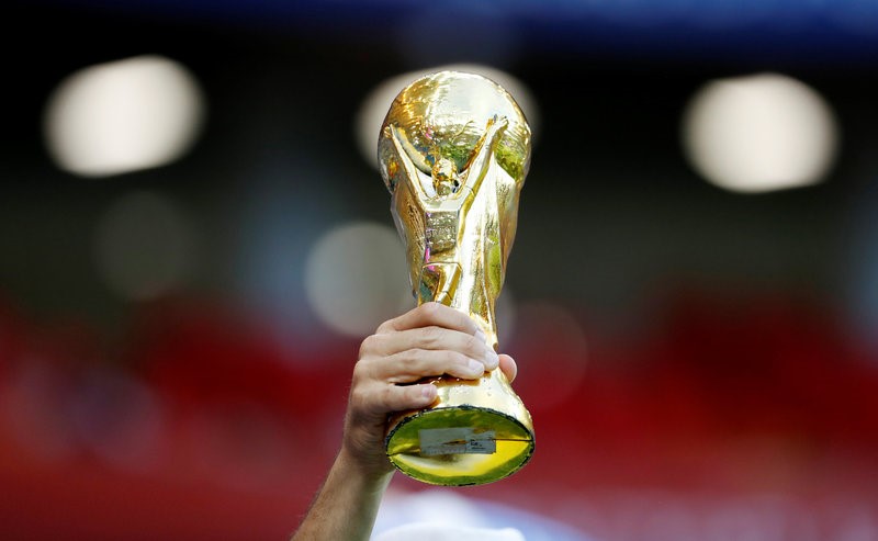 © Reuters. Un hincha brasileño muestra una réplica de la Copa del Mundo dentro del estadio Rostov Arena, en Rostov-on-Don, Rusia, antes del partido con Suiza.