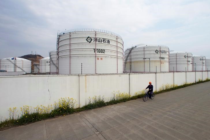 © Reuters. Oil tanks are seen at an oil warehouse at Yangshan port in Shanghai