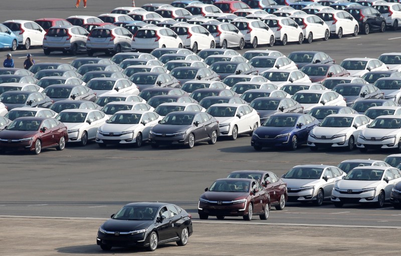 © Reuters. Newly manufactured cars await export at port in Yokohama