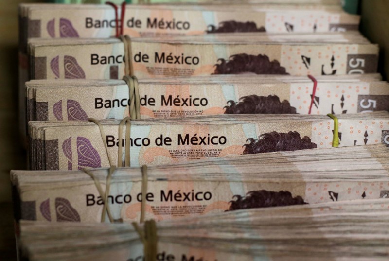 © Reuters. FILE PHOTO: Bundles of Mexican Peso banknotes are pictured at a currency exchange shop in Ciudad Juarez