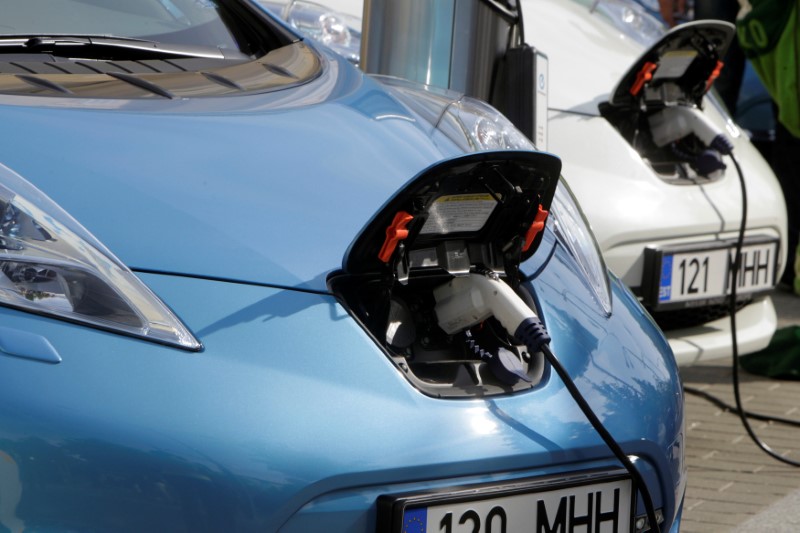 © Reuters. FILE PHOTO: Nissan Leaf electric cars are being charged in Tallinn