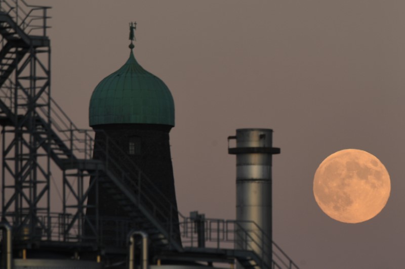 © Reuters. A strawberry moon is seen over chimneys at the Guinness factory during sunset in Dublin