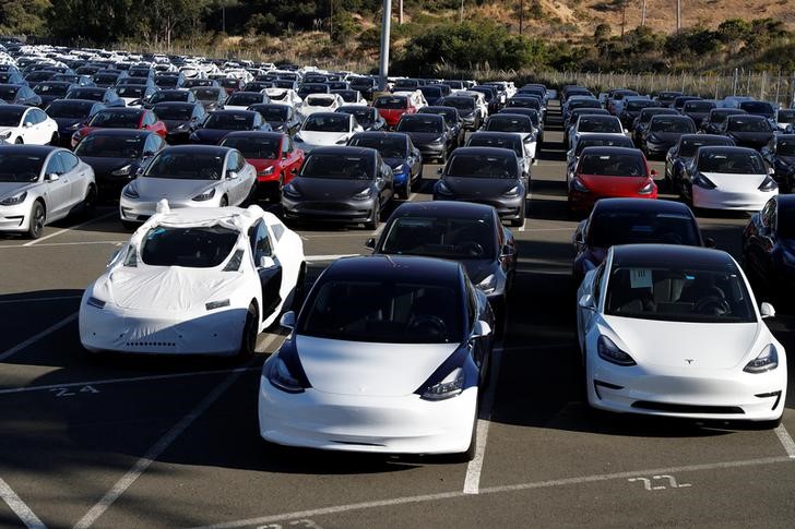 © Reuters. Tesla alcanza el objetivo de fabricación del Model 3 después del plazo límite