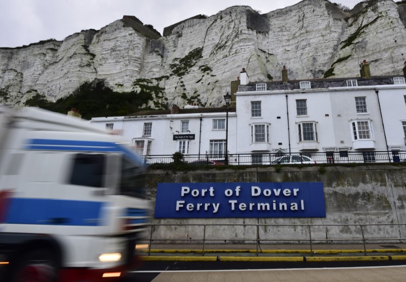 © Reuters. A cargo lorry arrives at the Port of Dover in Britain