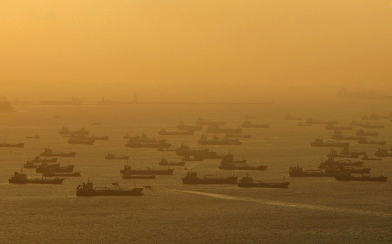 © Reuters. Транспортные суда и нефтяные танкеры у восточного побередья Сингапура