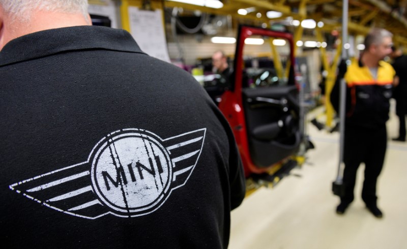 © Reuters. FILE PHOTO: Workers assemble cars at the plant for the Mini range of cars in Cowley, near Oxford
