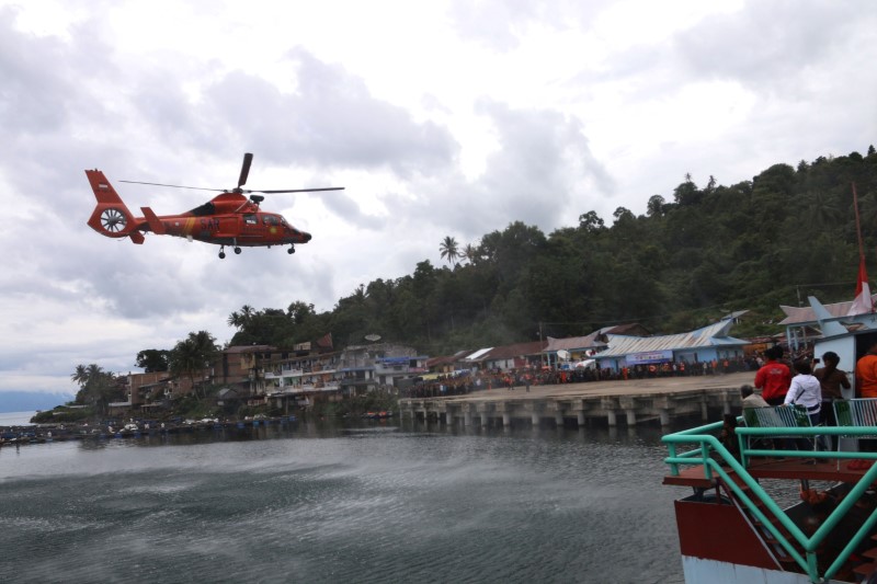 © Reuters. إندونيسيا توقف عملية حاولت انتشال جثث مفقودين في حادث غرق عبارة