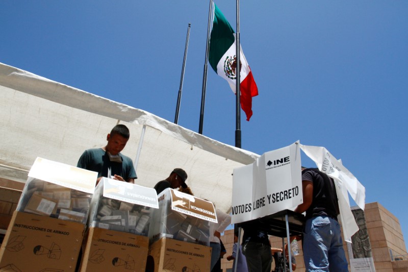 © Reuters. Mexicanos que moram nos EUA registram seus votos em seção eleitoral em Tijuana