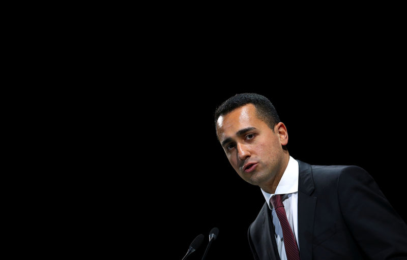 © Reuters. Italian Minister of Labor and Industry Luigi Di Maio speaks at the Italian Business Association Confcommercio meeting in Rome