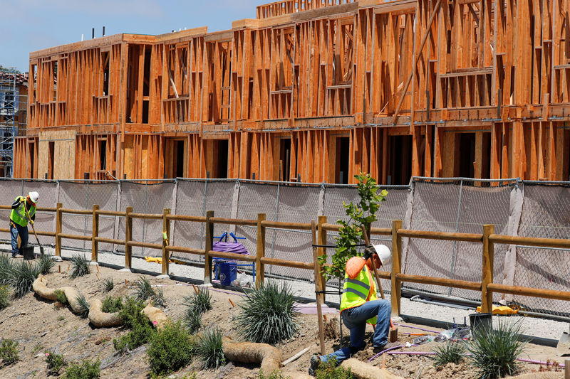 © Reuters. Funcionários trabalham em construção de casas na Califórnia