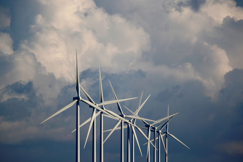 © Reuters. FILE PHOTO: Power-generating wind turbines are seen at a wind park near Greneville-en-Beauce