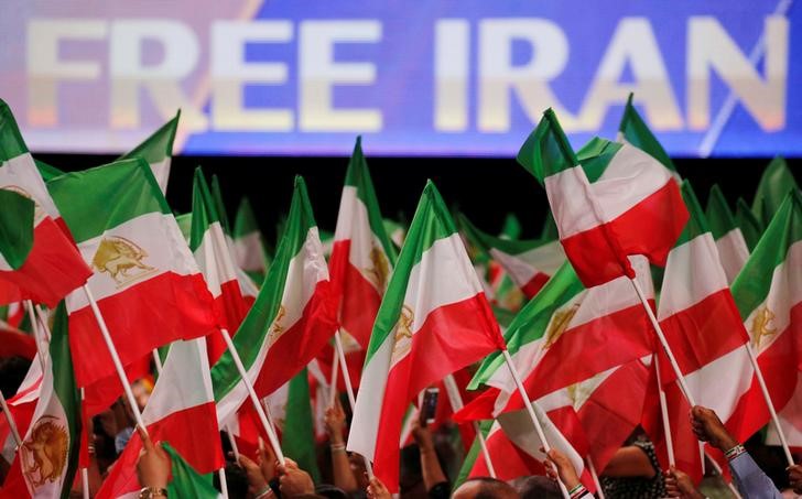 © Reuters. Supporters of Maryam Rajavi, president-elect of the National Council of Resistance of Iran (NCRI), attend a rally in Villepinte, near Paris