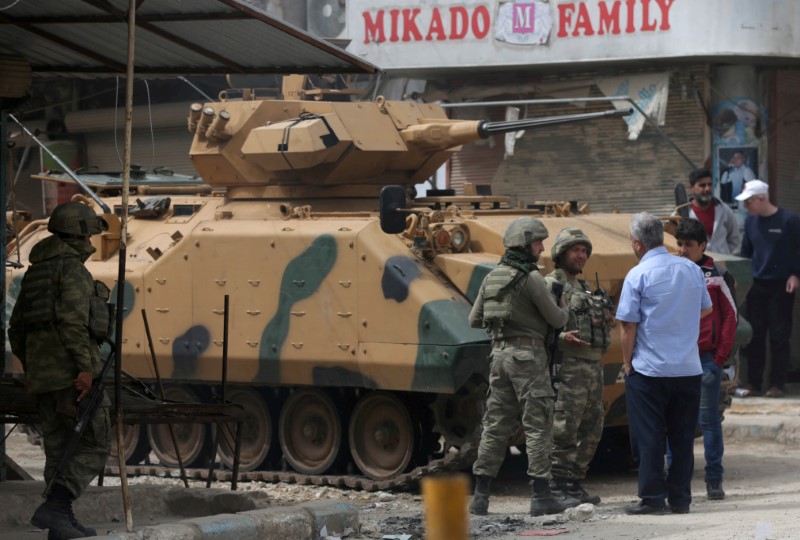 © Reuters. تحقيق-في شمال غرب سوريا.. تركيا تقدم مساعدات وتفرض نفوذها