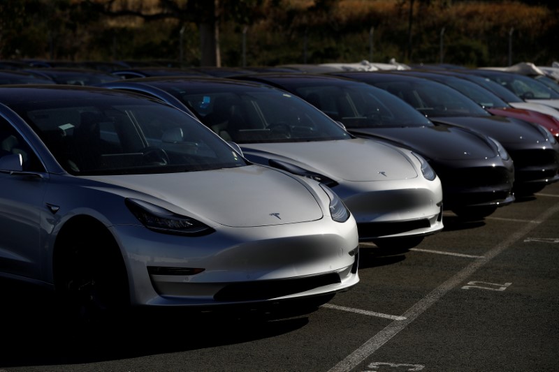 © Reuters. FILE PHOTO: A row of new Tesla Model 3 electric vehicles is seen at a parking lot in Richmond California