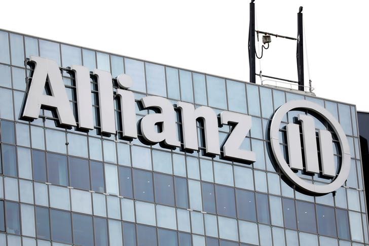 © Reuters. The logo of insurer Allianz SE is seen on the company building in Puteaux at the financial and business district of La Defense near Paris