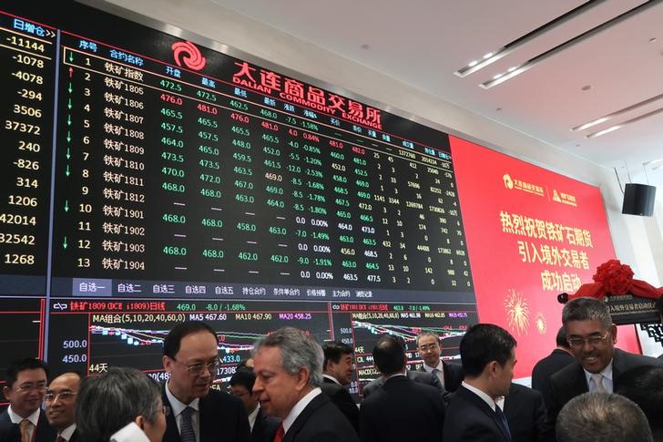 © Reuters. People attend a ceremony marking the opening of iron ore futures to foreign investors, at Dalian Commodity Exchange in Dalian