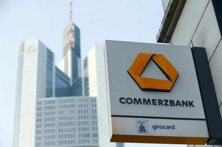 © Reuters. FILE PHOTO: A Commerzbank logo is pictured before the bank's annual news conference in Frankfurt