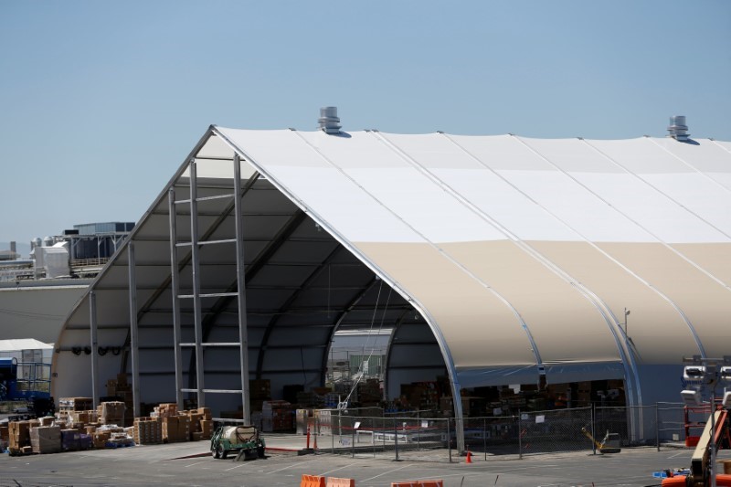 © Reuters. Imagen de una gran carpa construida en el exterior de la factoría principal de Tesla en Fremont, California, EEUU.
