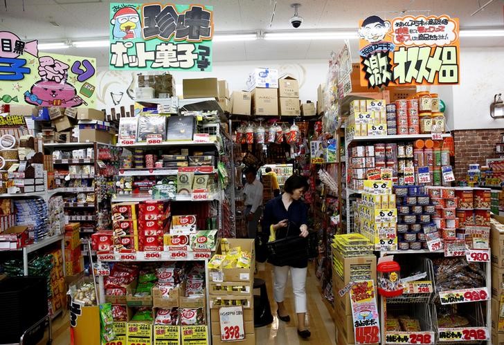 © Reuters. Una clienta mira los productos en una tienda de la minorista Don Quijote Holdings en Tokio, Japón.