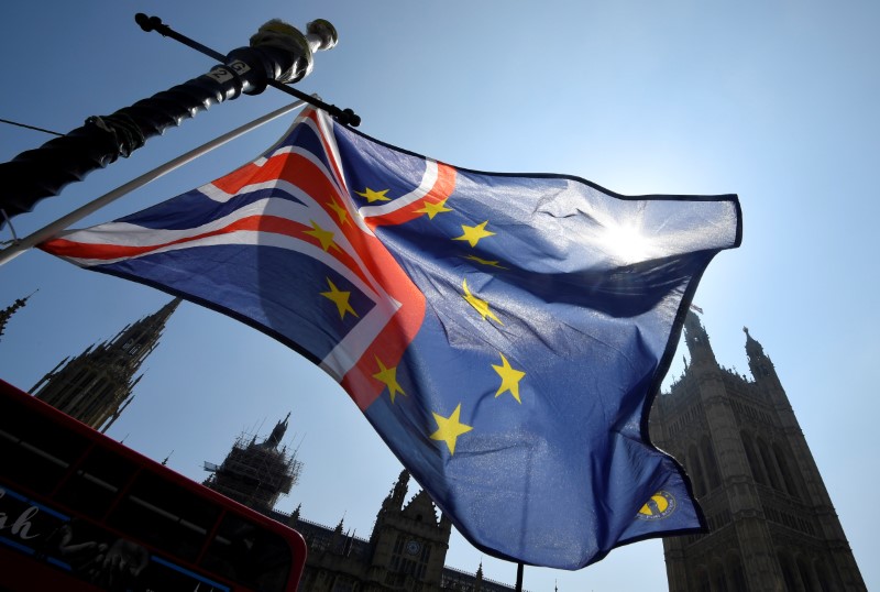 © Reuters. A combined United Kingdom and European Union flag flies outside the Palace of Westminster in London