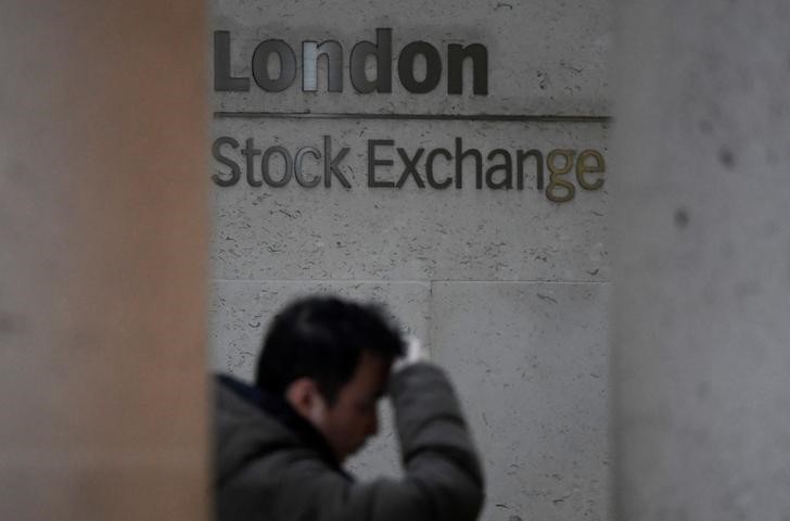 © Reuters. People walk past the London Stock Exchange Group offices in the City of London, Britain