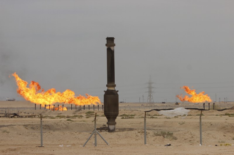 © Reuters. Excess gas is burnt off at a pipeline at the Zubair oilfield in Basra