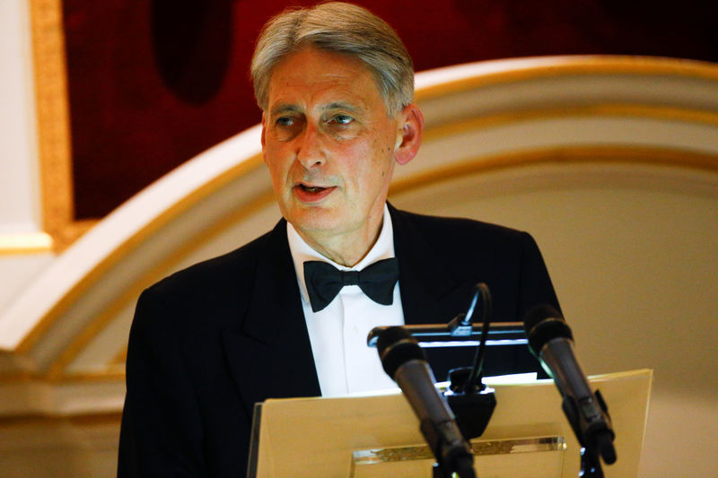 © Reuters. Britain's Chancellor of the Exchequer Philip Hammond delivers a speech at the Annual Mansion House dinner in London