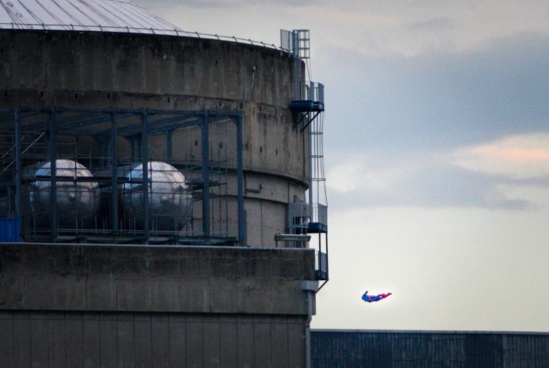 © Reuters. جرينبيس ترسل سوبرمان للاصطدام بمفاعل نووي فرنسي