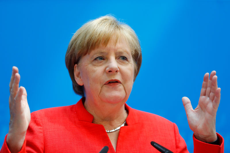 © Reuters. El acuerdo migratorio de Merkel depende de los socialdemócratas alemanes y de la aprobación de la UE