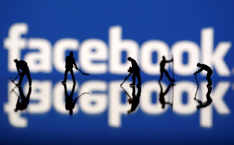 © Reuters. Figurines are seen in front of the Facebook logo in this illustration