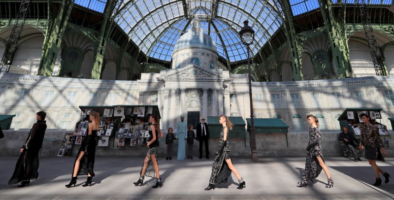 © Reuters. شانيل تحتفي بمعالم باريسية شهيرة في مجموعة أزياء جديدة