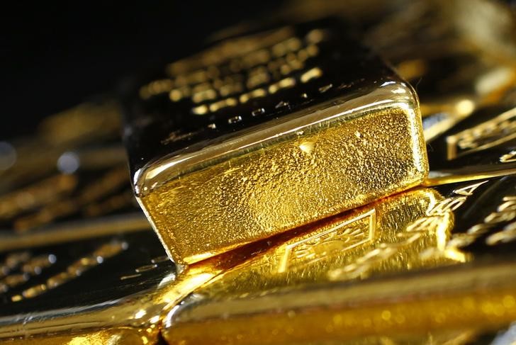 © Reuters. Слитки золота на аффинажном заводе Oegussa в Вене