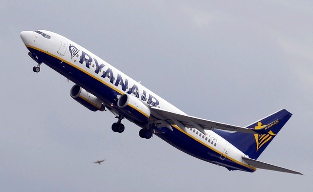 © Reuters. FILE PHOTO: Ryanair Boeing 737 passenger jet takes off in Colomiers near Toulouse