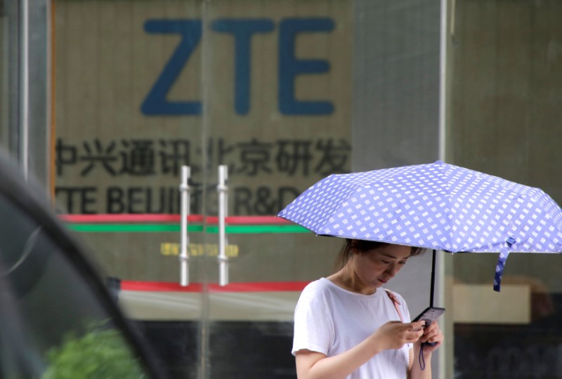 © Reuters. A woman stands outside a building of ZTE Beijing research and development center in Beijing