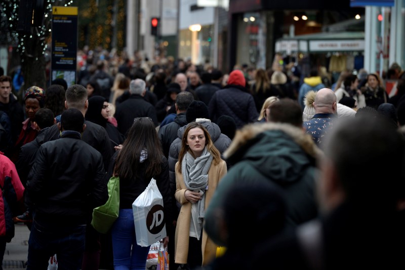 © Reuters. People shop for last-minute purchases before Christmas on Oxford Street in London