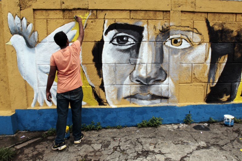 © Reuters. Mural em homenagem ao cantor Victor Jara em Managua