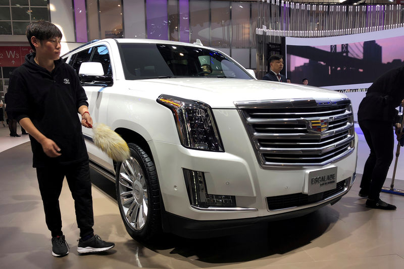 © Reuters. FILE PHOTO: Cadillac Escalade SUV by General Motors Co of the U.S. is displayed during a media preview of the Auto China 2018 motor show in Beijing