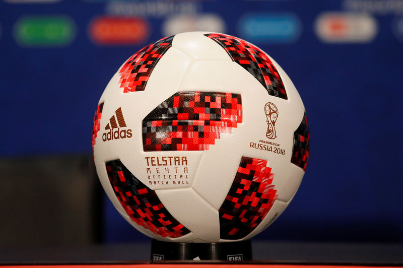 © Reuters. Официальный игровой мяч ЧМ-2018 на пресс-конференции на стадионе Лужники в Москве