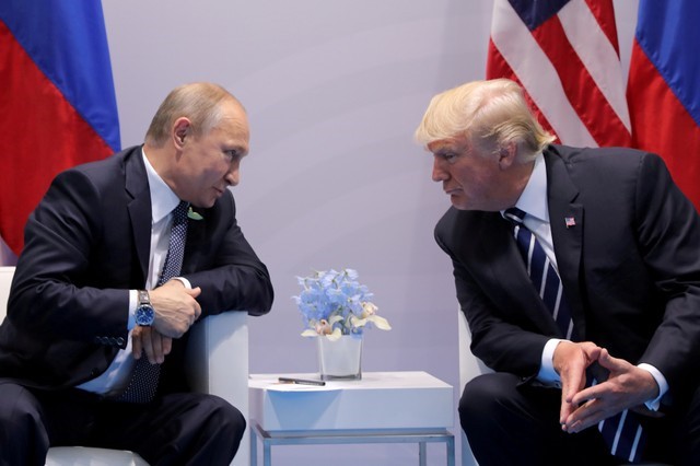 © Reuters. FILE PHOTO: Russia's President Putin talks to U.S. President Trump during their bilateral meeting at the G20 summit in Hamburg